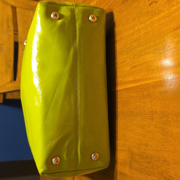 Michael Michael Kors lime green patent leather tote bag. - Picture 5 of 16
